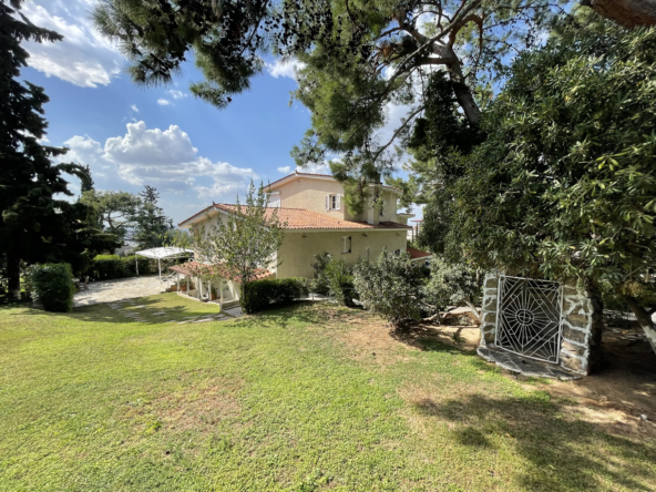 Elegant Villa for Sale in Pefki (1)