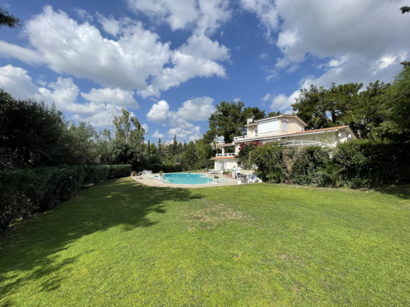 Elegant Villa for Sale in Pefki (8)