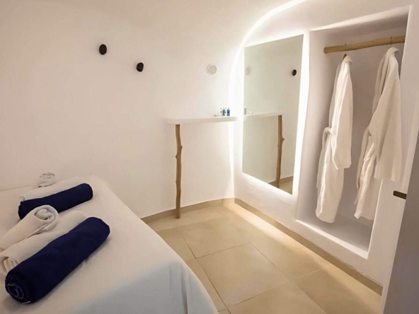 Villa-with-amazing-Views-in-Santorini-Greece-10