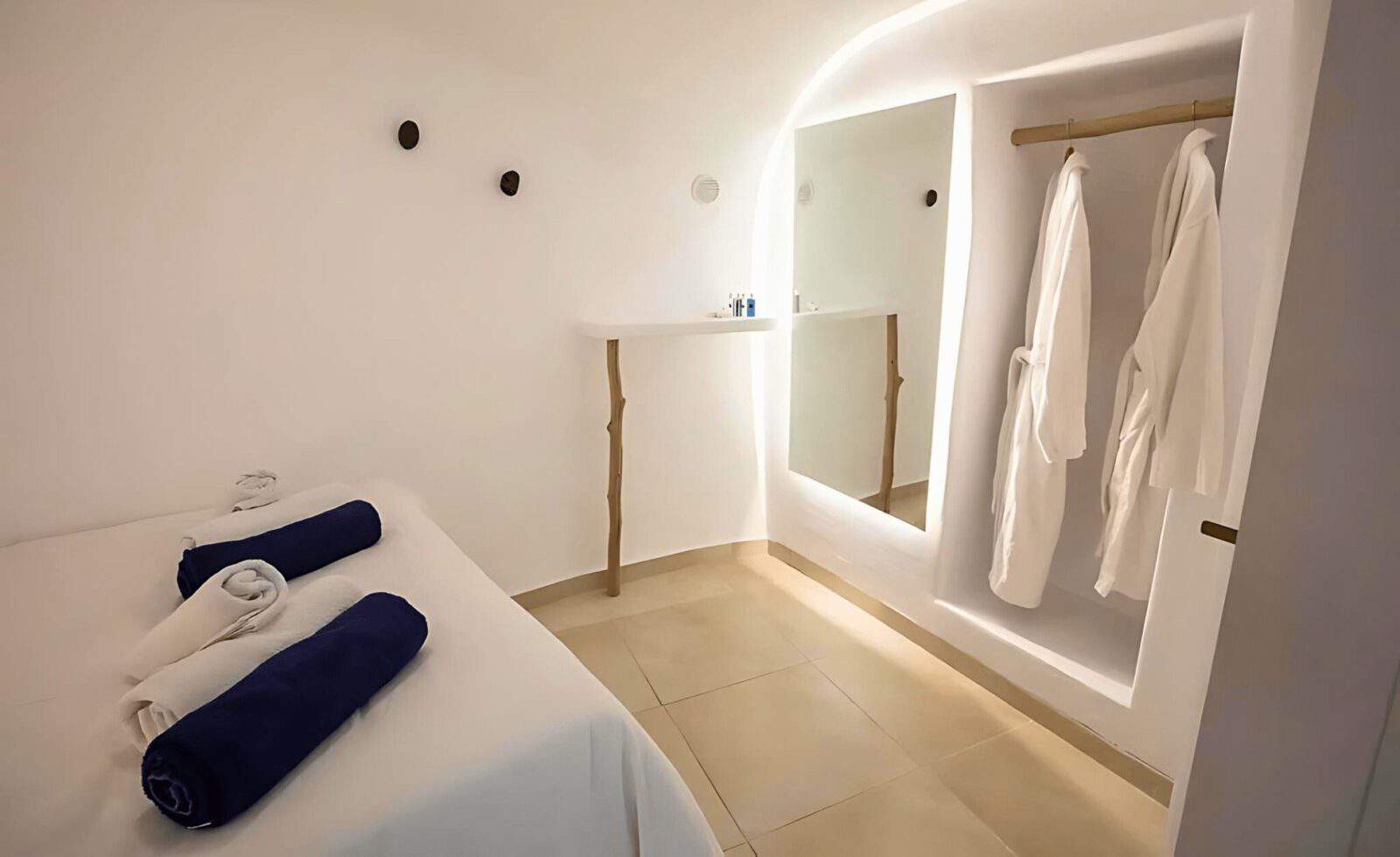 Villa-with-amazing-Views-in-Santorini