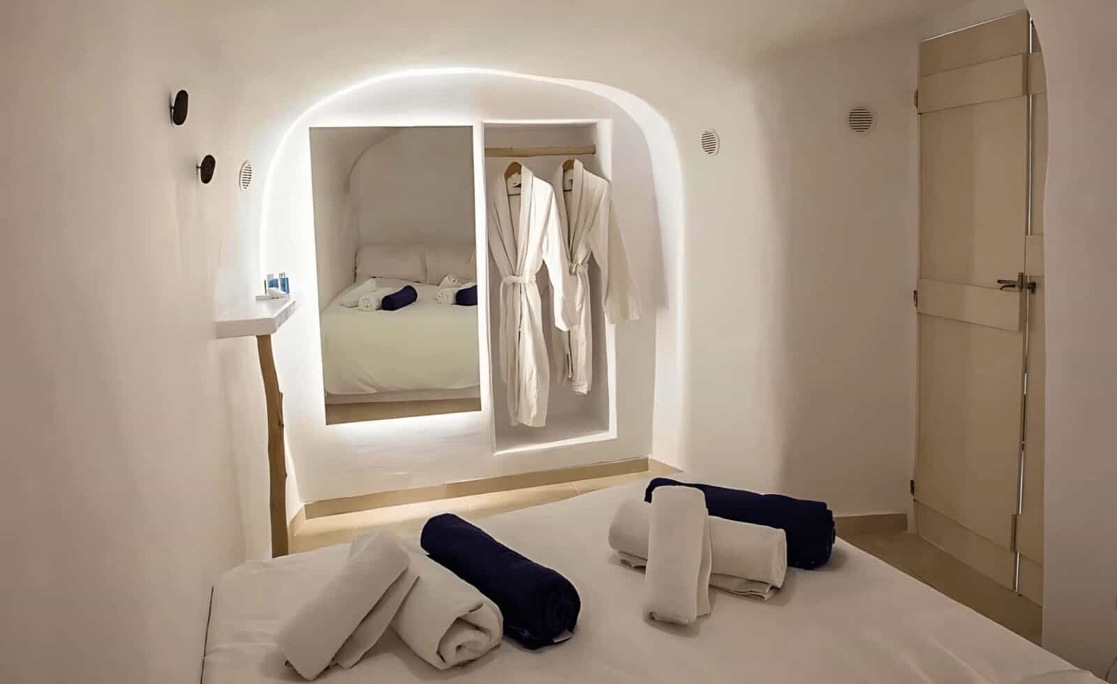 Villa-with-amazing-Views-in-Santorini