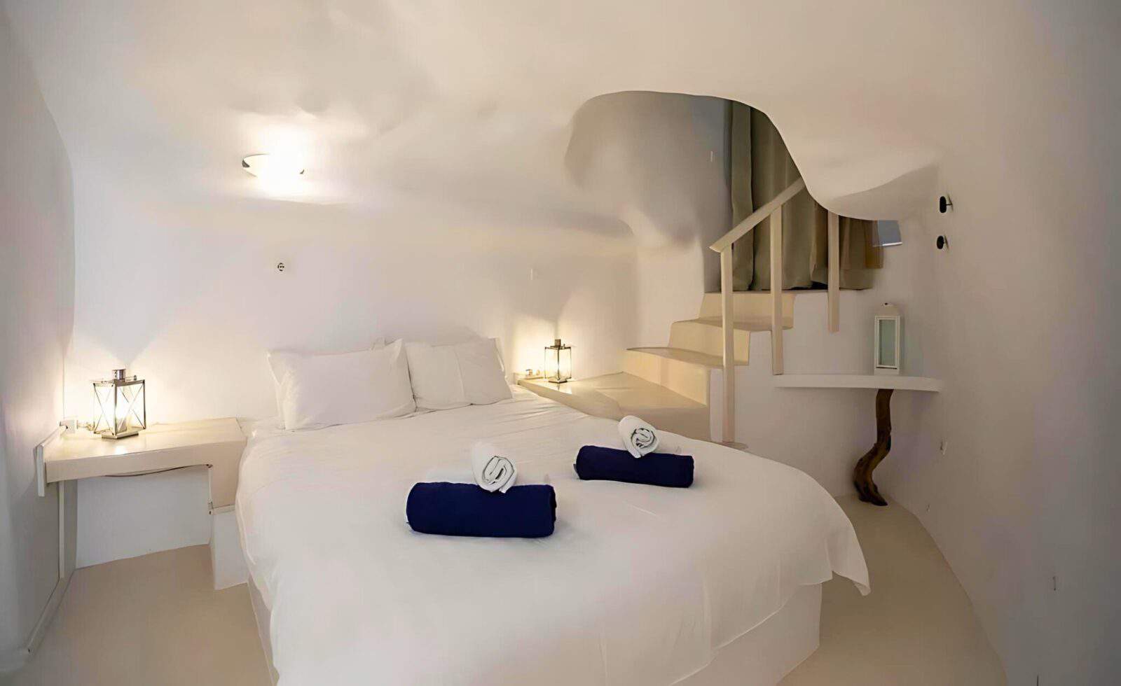 Villa-with-amazing-Views-in-Santorini