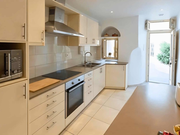 Villa-with-amazing-Views-in-Santorini-Greece-13