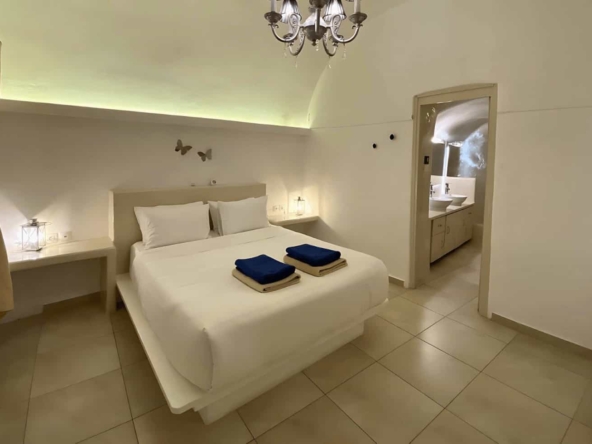 Villa-with-amazing-Views-in-Santorini-Greece-14