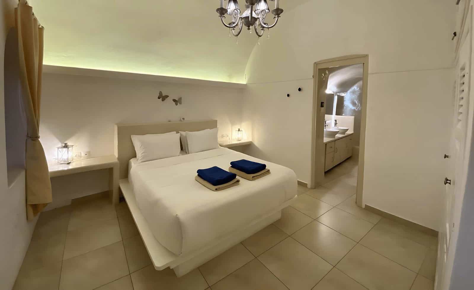 Villa-with-amazing-Views-in-Santorini