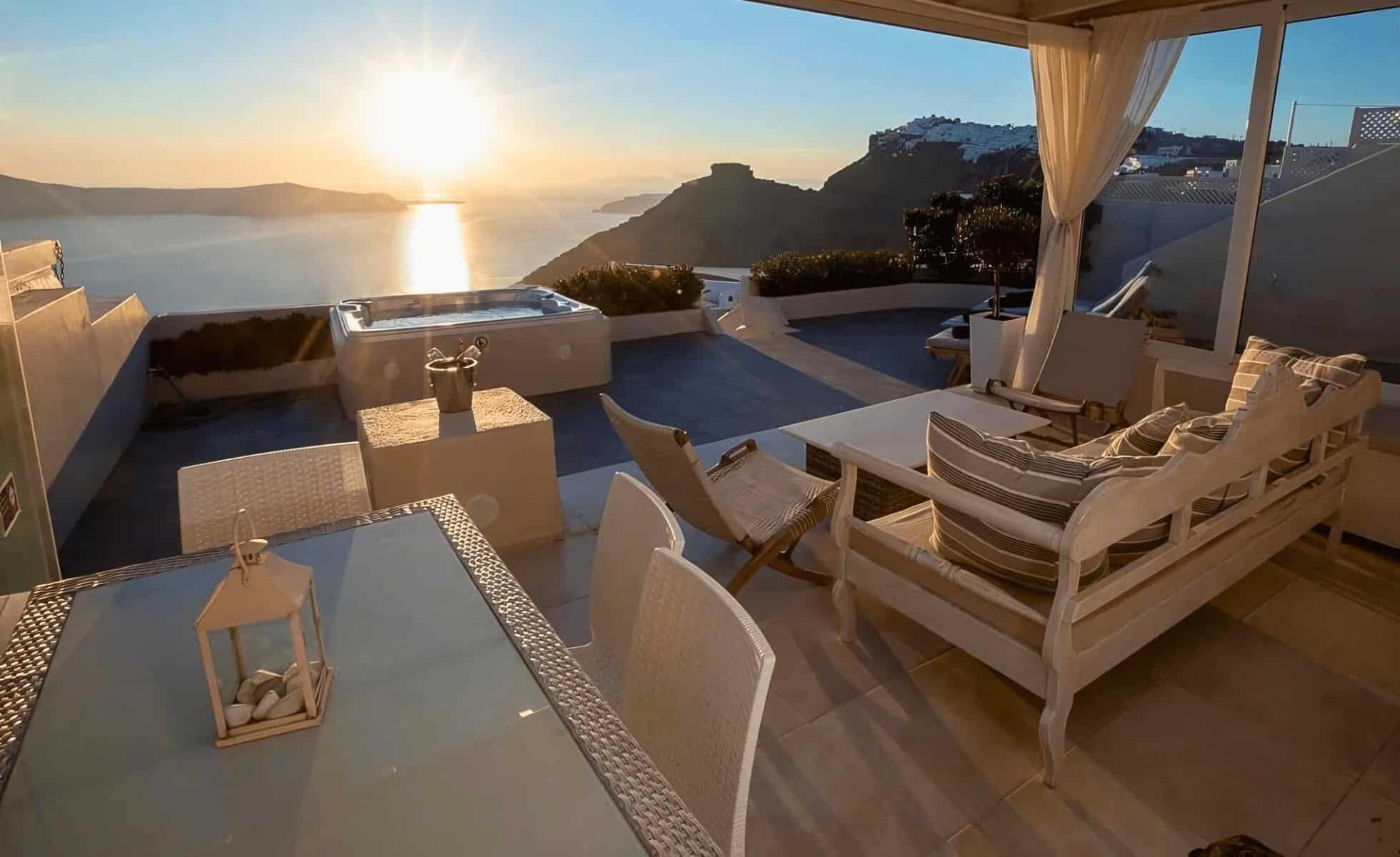 Villa-with-amazing-Views-in-Santorini