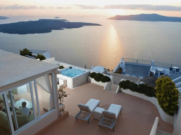 Villa-with-amazing-Views-in-Santorini