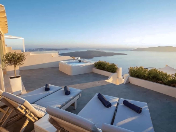 Villa-with-amazing-Views-in-Santorini-Greece