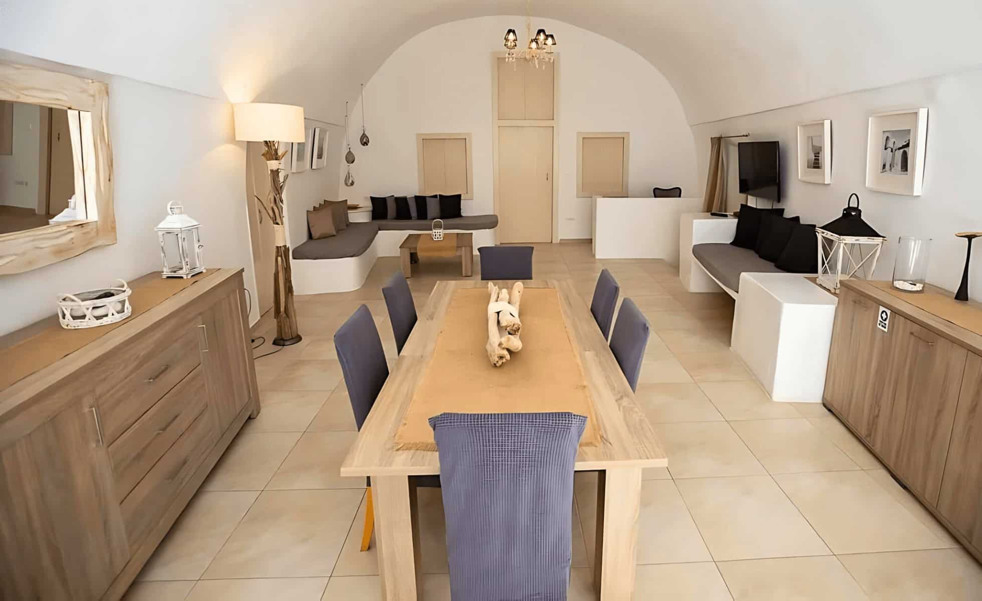 Villa-with-amazing-Views-in-Santorini