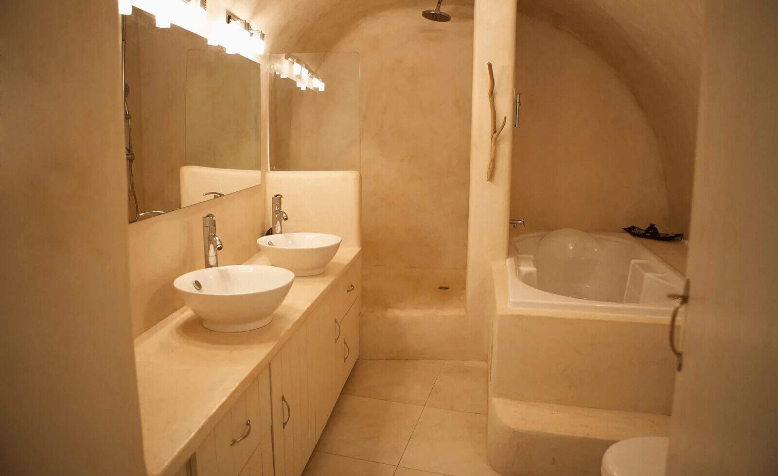 Villa-with-amazing-Views-in-Santorini