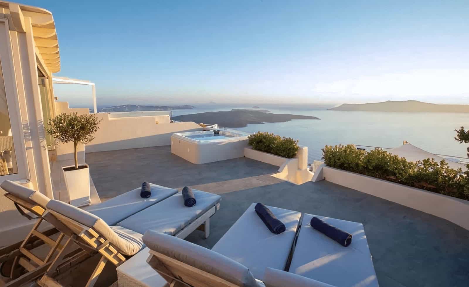 Villa-with-amazing-Views-in-Santorini
